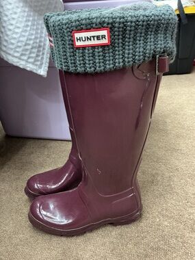 Hunter Women's Burgundy Rain Boots with Gray Knit Cuff see call out